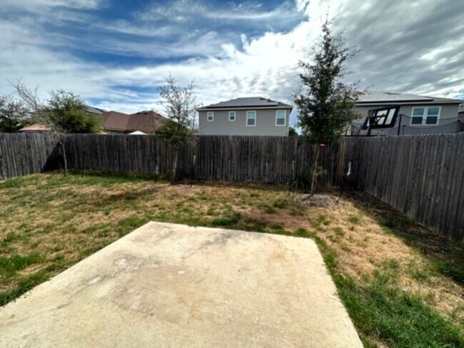 Building Photo - 3 Br 2 baths