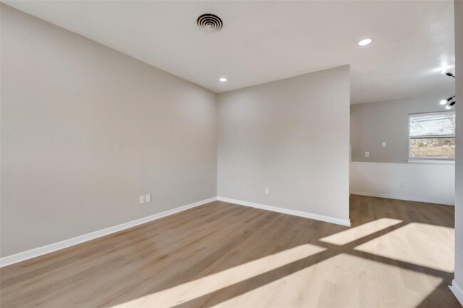 Foto del edificio - 4749 Marshall St