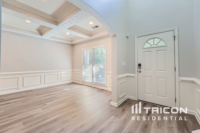 Building Photo - 3433 Palm Cir