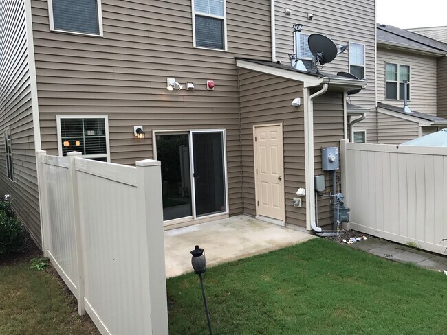 Área de patio trasero que incluye almacenamiento exterior adicional: ¡AHORA CERCADO! - 6417 Swatner Drive