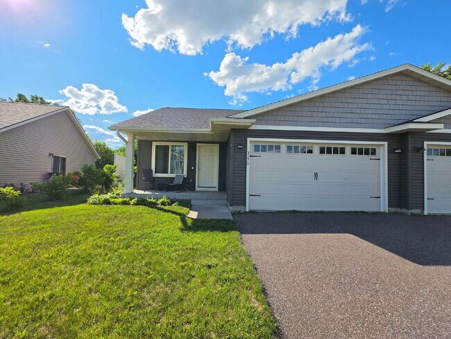 Foto del edificio - Spacious 4-Bedroom Home with Vaulted Ceilings, Finished Lower Level & 2-Car Garage