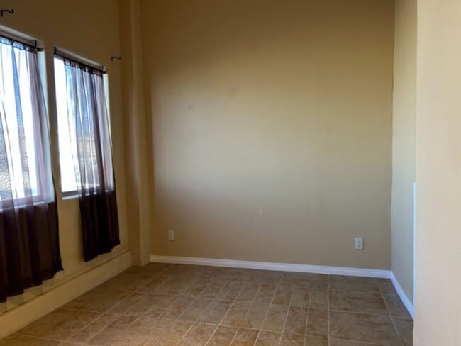 Building Photo - Mandalay Shores - OS