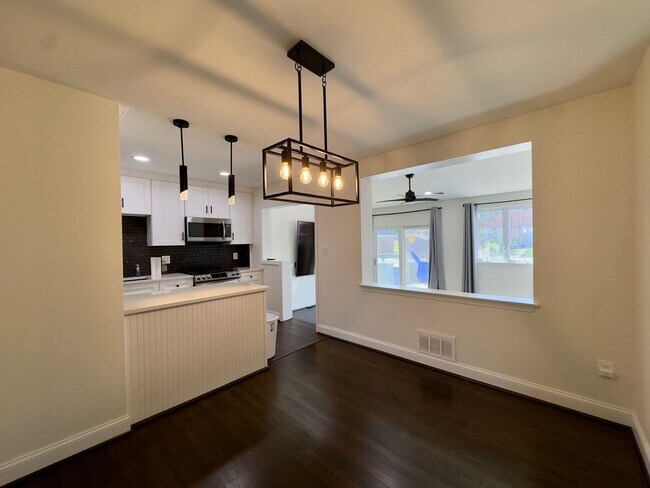 Foto del edificio - Charming 3 Bedroom/2 Bathroom Townhome with Smart Appliances in Eastwood, Baltimore, MD!