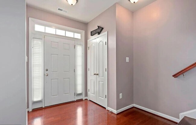 Foto del edificio - 3 Level END UNIT townhouse in Market Squar...