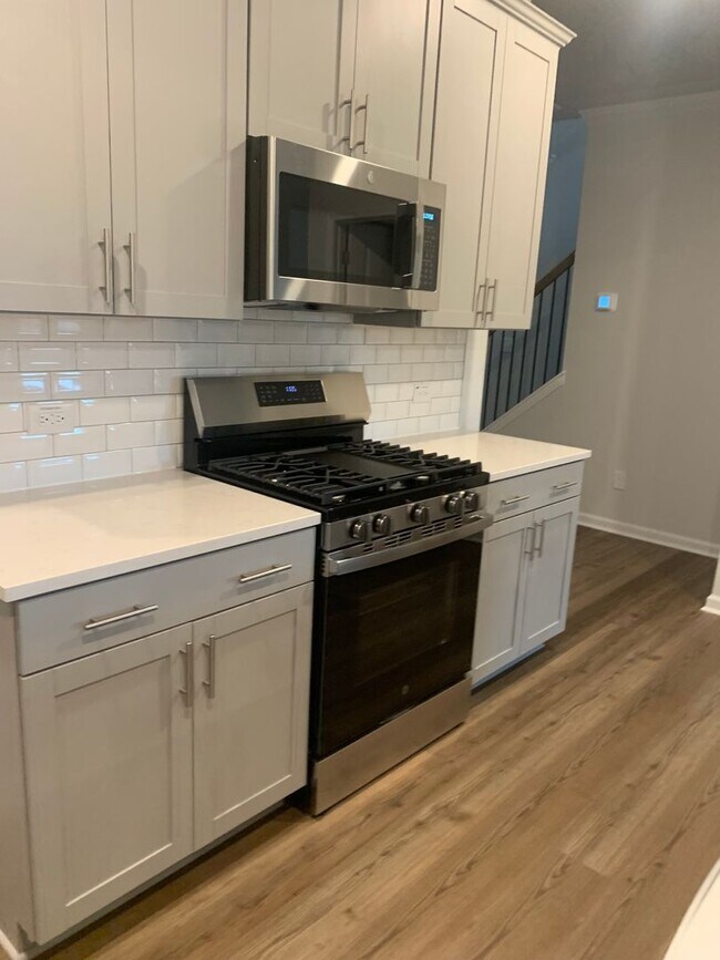 Foto del edificio - BRAND NEW TOWNHOME! 2 CAR GARAGE. SCREENED IN PORCH. MODERN KITCHEN. OPEN CONCEPT LIVING. BONUS ROOM