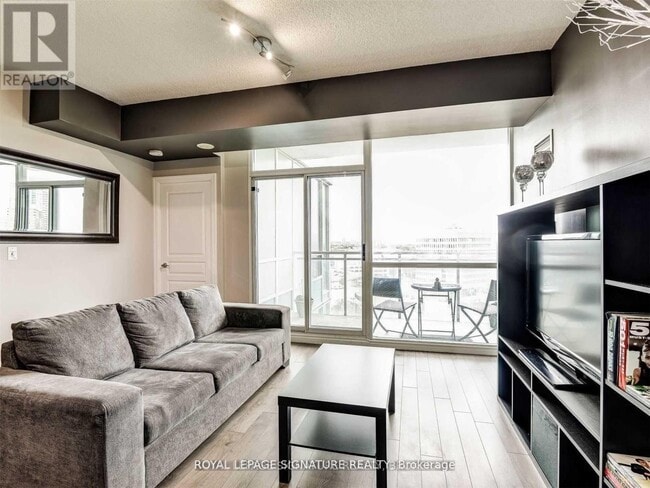 Photo du bâtiment - 220 Burnhamthorpe Rd W