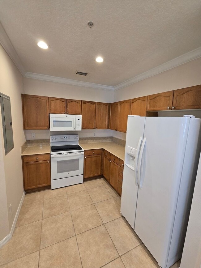 Building Photo - READY TO MOVE IN 2 BEDROOM 2 BATH CONDO IN WINDERMERE