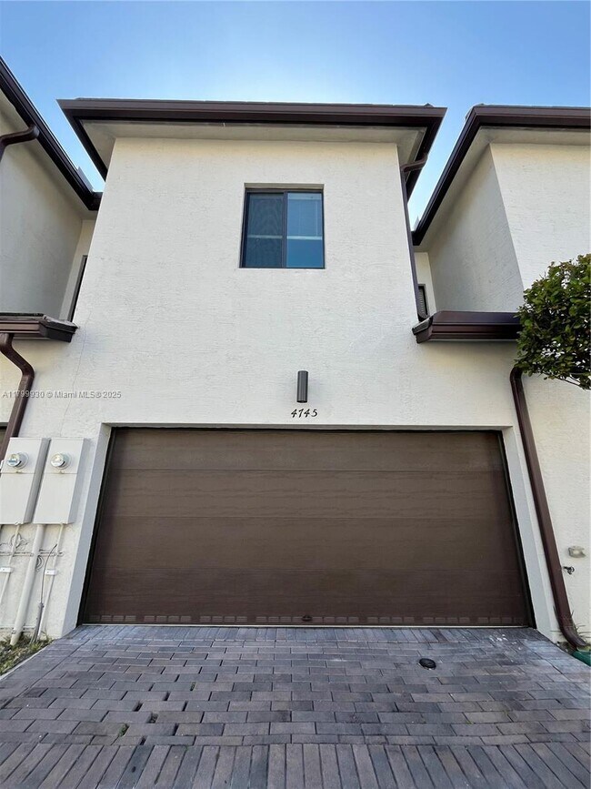 Foto del edificio - 4745 NW 83rd Pkwy