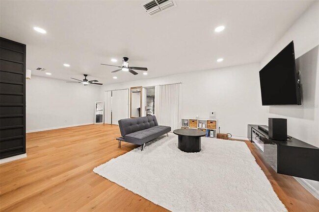 Foto del edificio - 4826 Loretta Ln