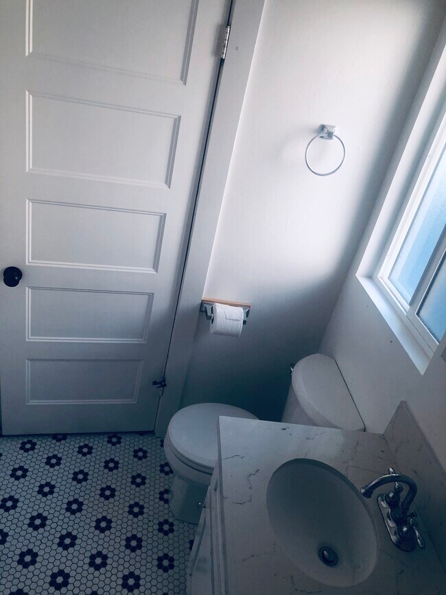 baño - 827 E Washington Blvd
