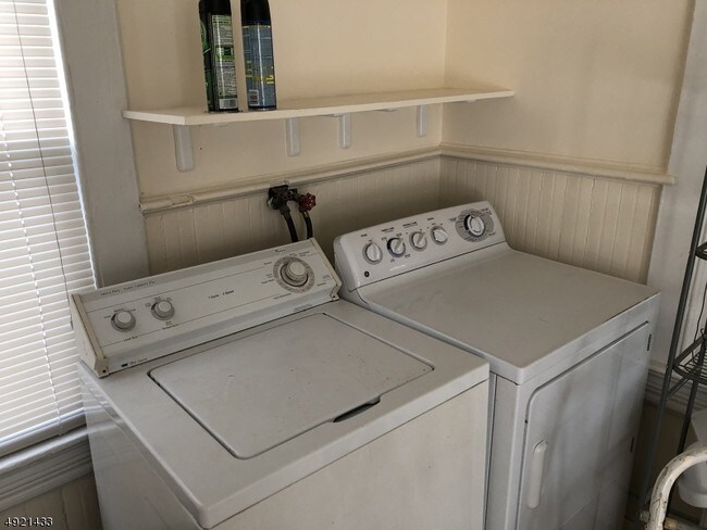 Foto del edificio - 28 Cook Ave