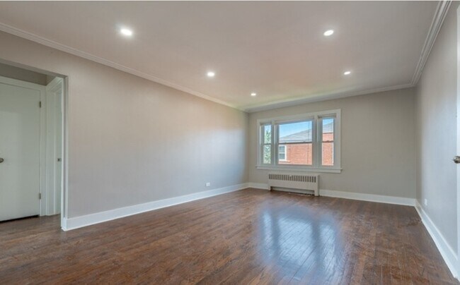 Building Photo - 7518 N Ridge Blvd