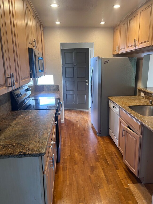 Foto del edificio - DESIRABLE GATED COMMUNITY WITH VIEWS, POOLS, HOT TUB, FITNESS CENTER, AND MORE!!!