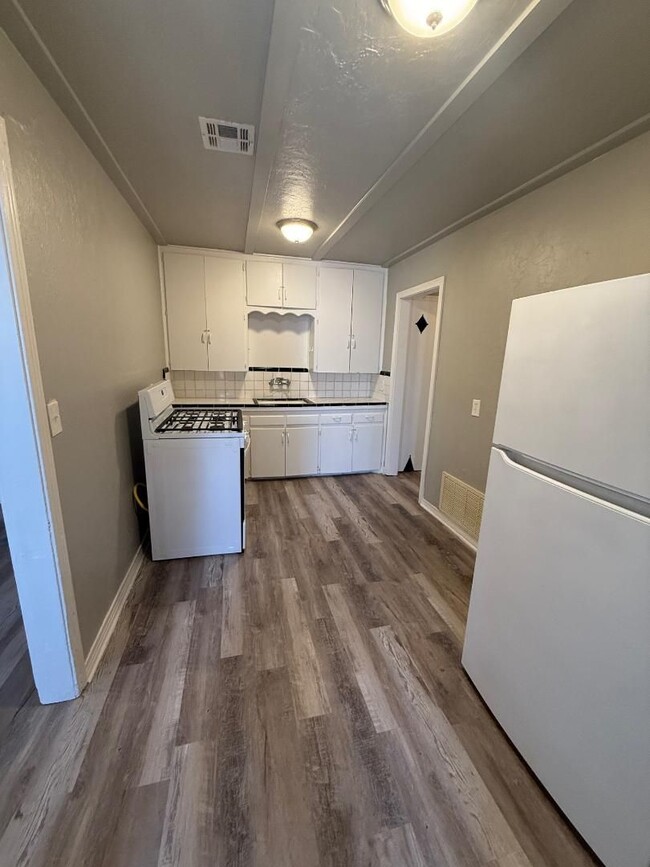 Building Photo - 1 Bedroom 1 Bathroom Duplex For Lease NOW!
