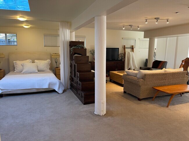 Bedroom, living area - 311 Enterprise Concourse