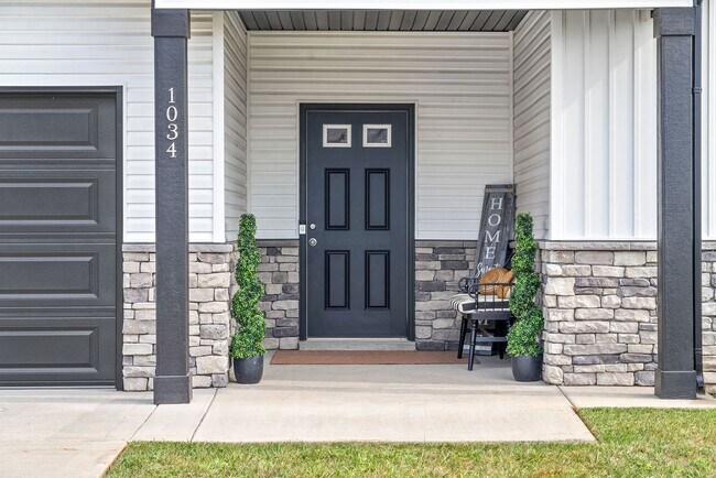 Building Photo - Beautiful 3 Bedroom 3 Bath Pet Friendly Ho...