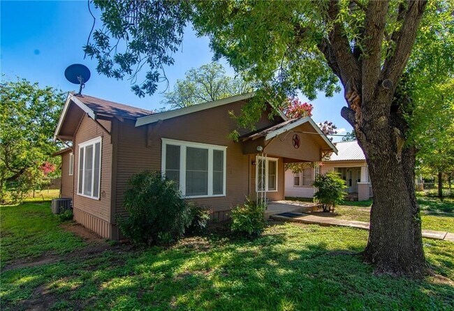 Foto del edificio - 2 Bedroom House in Brownwood ~ 1.4 Miles to Howard Payne University