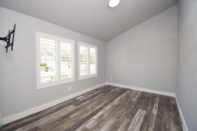 Building Photo - Spacious and Bright 5 Bed 3.5 Bath in Riverton!!