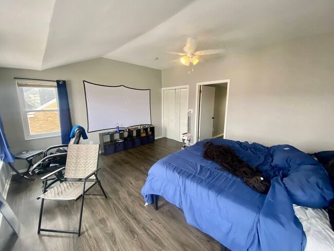 Building Photo - Large 2 Bed/1.5 Bath- Available August 1st! Central Air - Off Street Parking - Beautiful Back Yar...