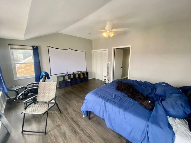 Foto del edificio - Large 2 Bed/1.5 Bath- Available August 1st! Central Air - Off Street Parking - Beautiful Back Yar...