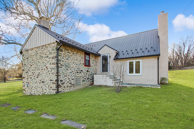 Building Photo - 2069 Dutton Mill Rd