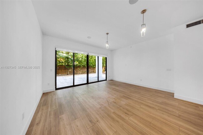 Foto del edificio - 3265 Bird Ave