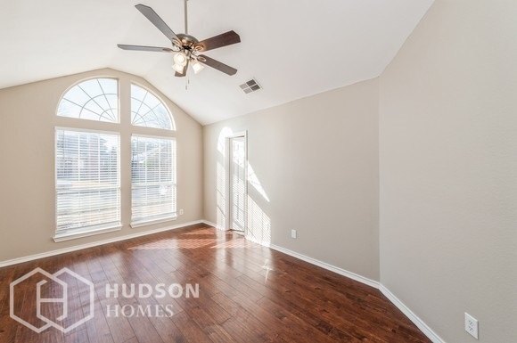Foto del edificio - NOW AVAILABLE! - 1423 Stella Dr, Lewisvill...