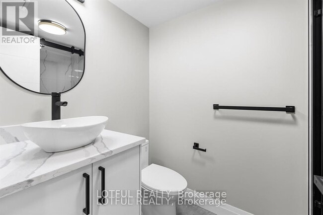 Building Photo - 461 Tweedsmuir Ave