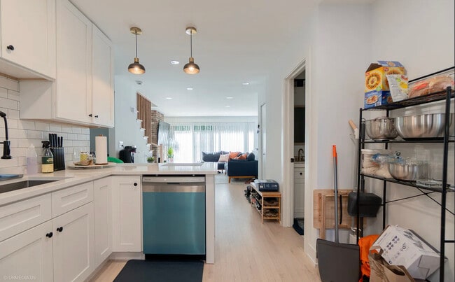 Building Photo - 924 W Wrightwood Ave