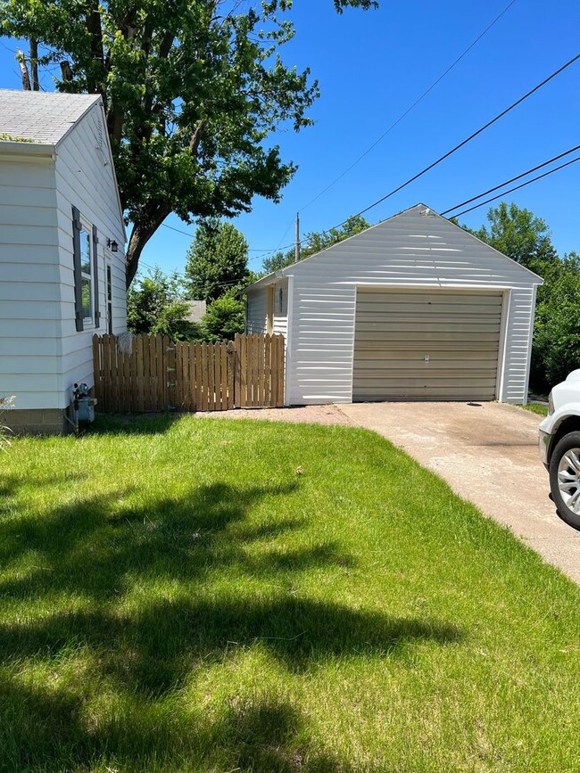 Building Photo - 2 Bedroom 1 Bath House for Rent!
