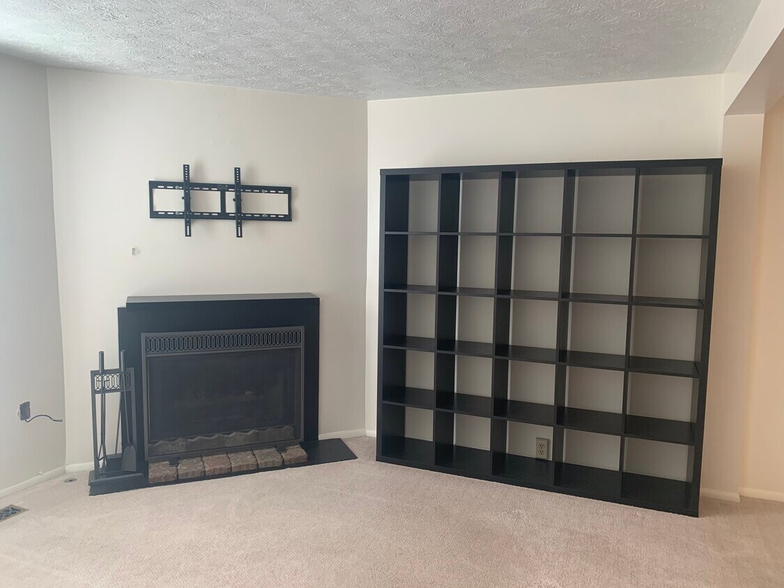 Living room - 1021 Elm Ct
