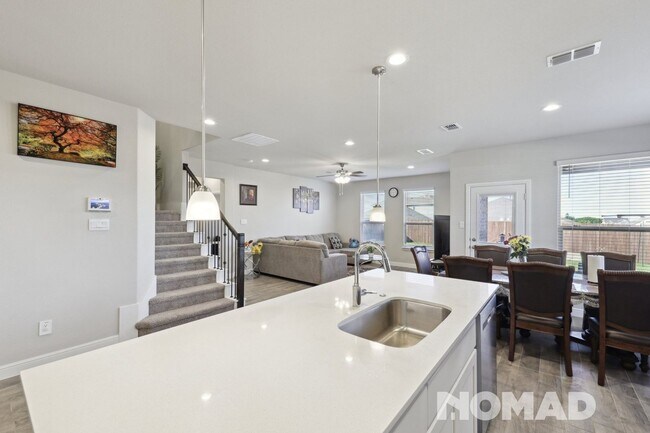 Building Photo - 1.5 month RENT FREE - Corner Lot 5BR 4 Bat...
