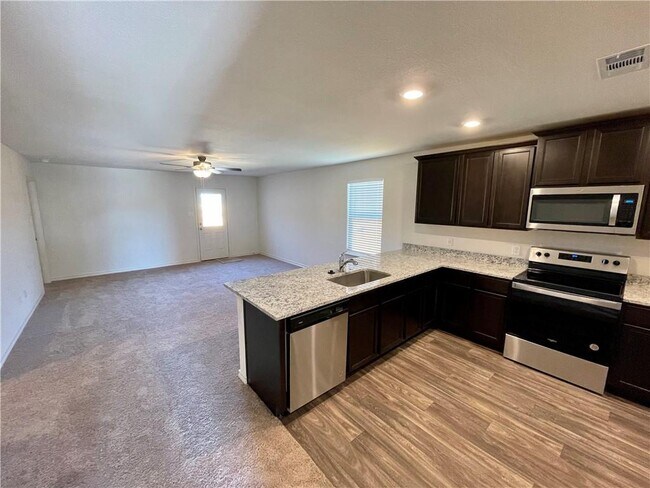 Building Photo - 517 Fox Glen Cove