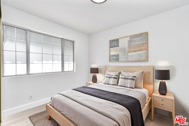 Foto del edificio - 536 N Oxford Ave