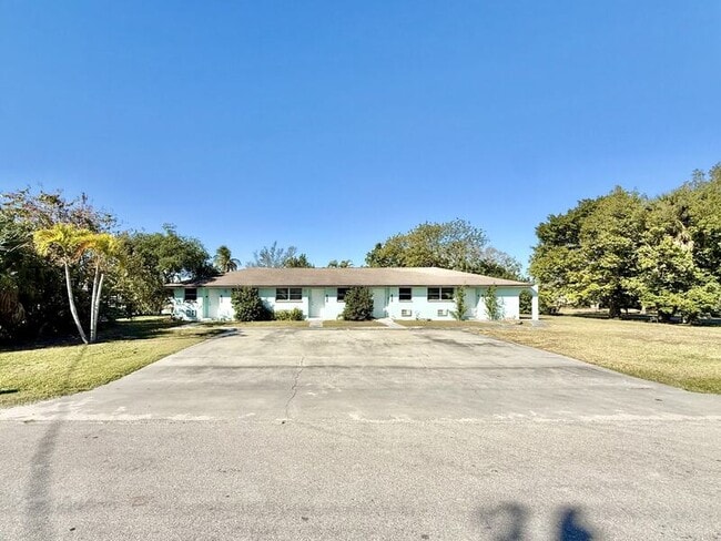 Foto del edificio - 3401 Palm Dr