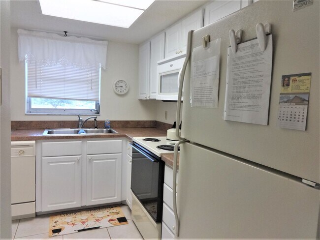 Building Photo - 102 Capri Isles Blvd
