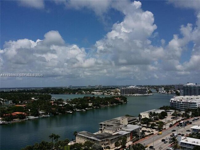 Foto del edificio - 6422 Collins Ave