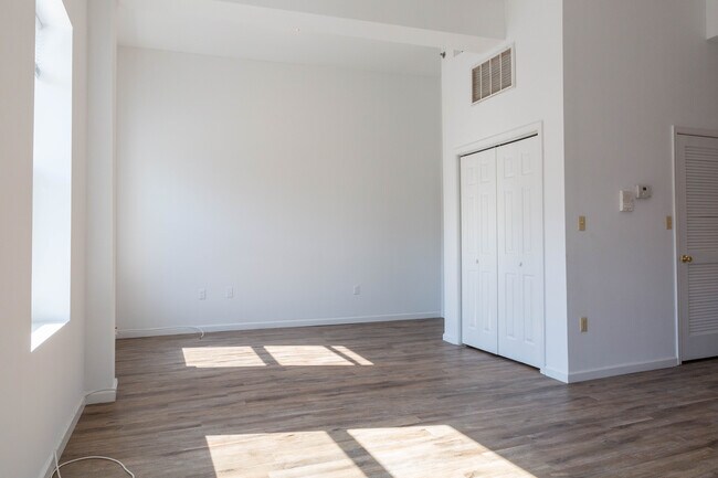 Building Photo - 517 Communipaw Ave