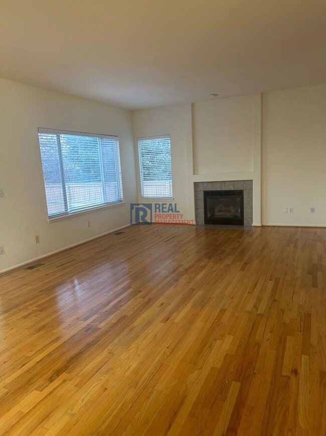 Building Photo - 9044 Edgewood St