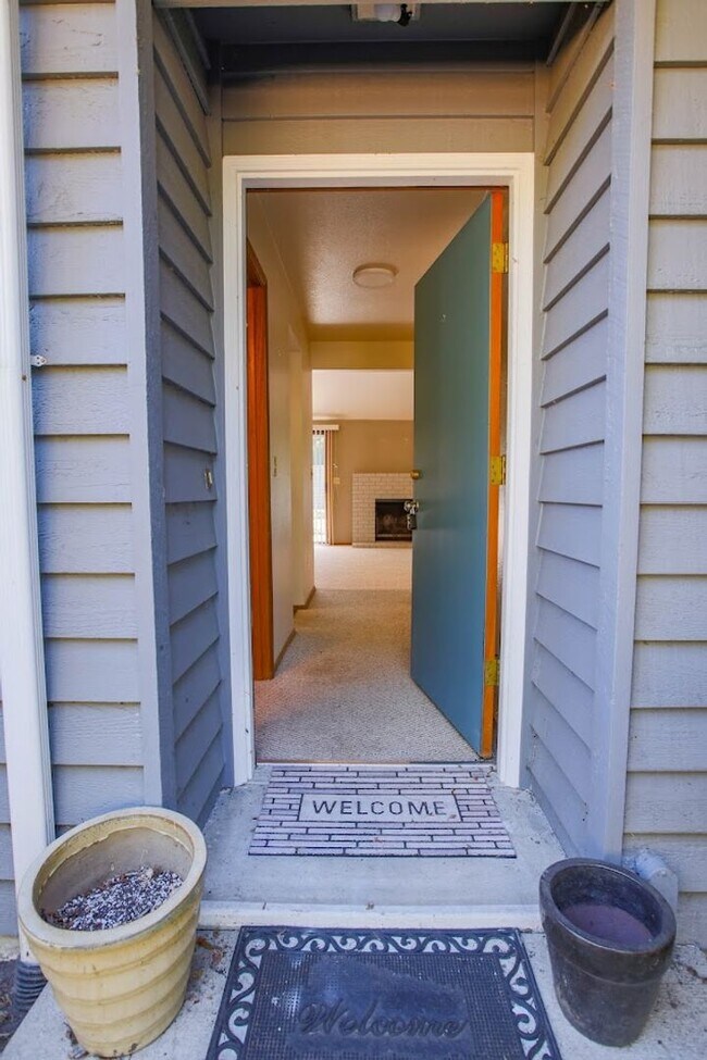 Foto del edificio - Spacious Langley Condo with Private Rear Y...