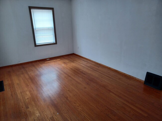 Building Photo - 196 Sering Ave