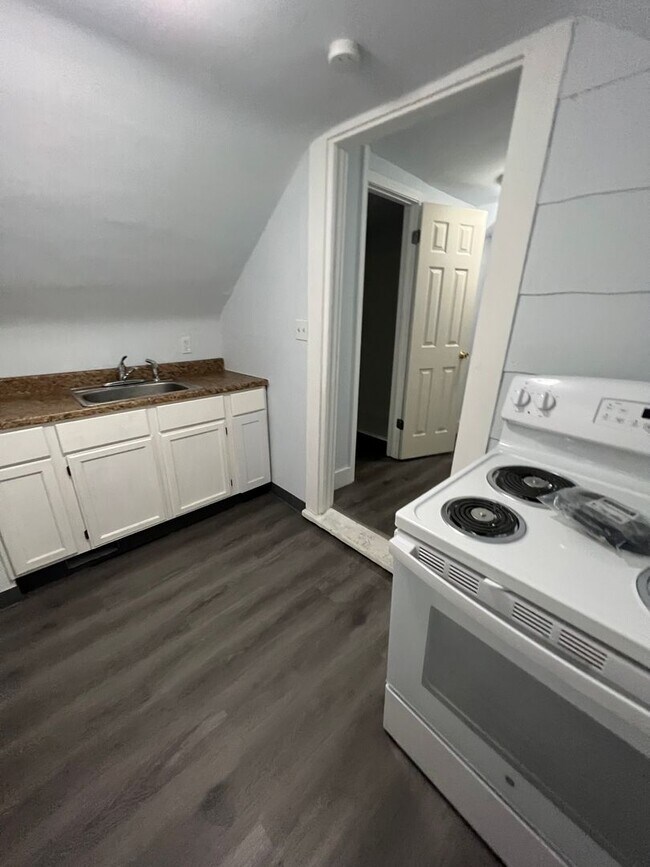 Building Photo - Welcome to this charming 2-bedroom, 1-bath...