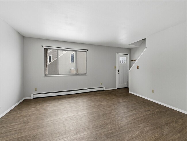Foto del edificio - Spacious 2 Bed Condo W/ Bonus Basement Room, Fireplace & Garage Available NOW!