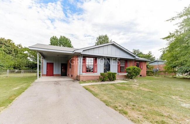Building Photo - 603 Regina Dr