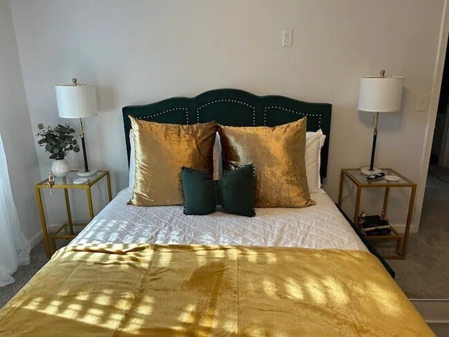 Dormitorio principal -Queen size con Smart TV - 825 Harbor Bend Dr