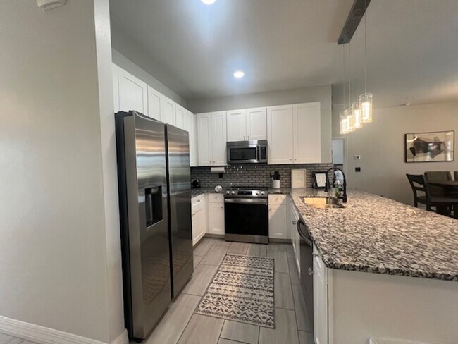 Foto del edificio - Stunning furnished Pool Home for Rent in N...