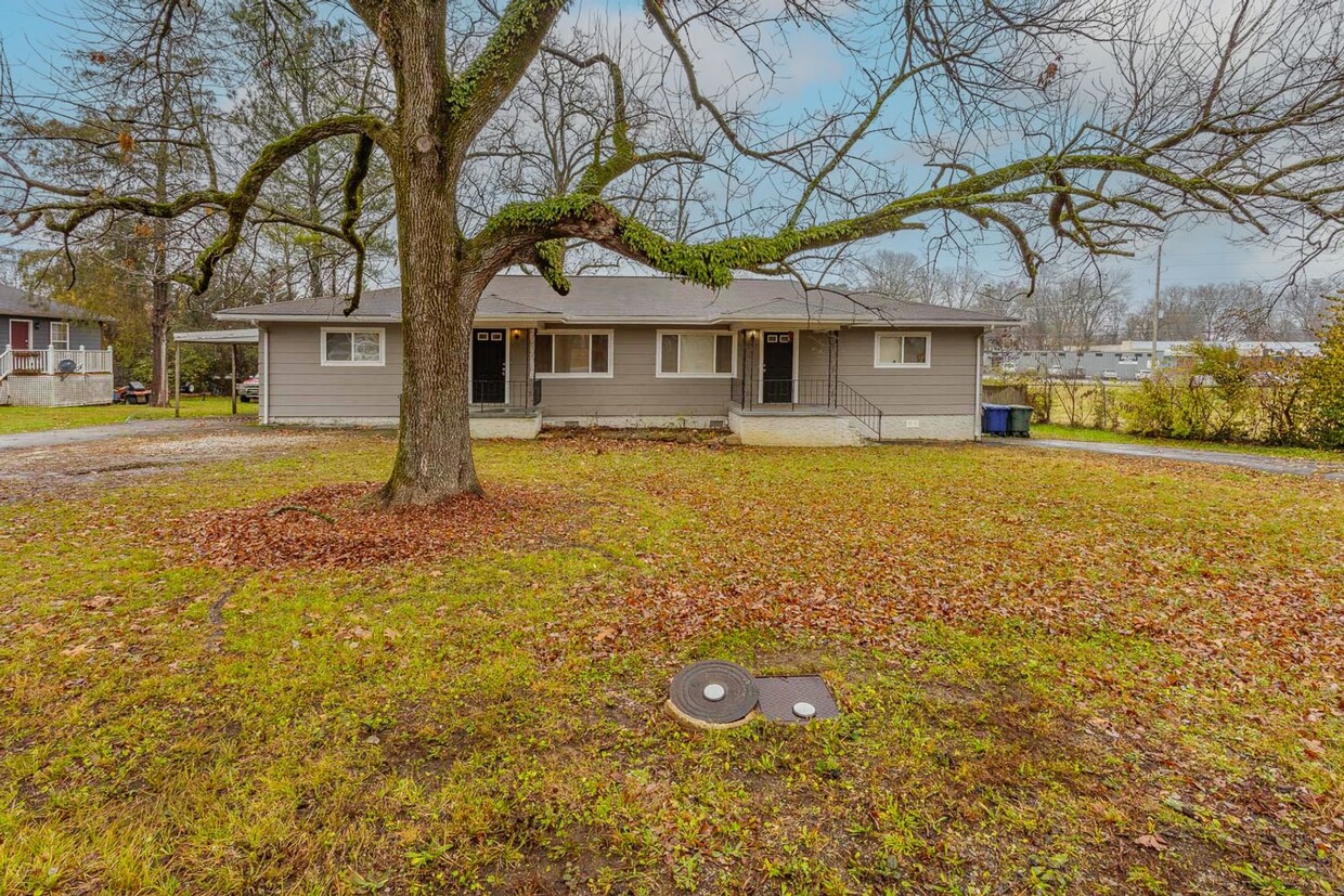 Primary Photo - Updated 2 Bed 1 Bath with carport in East ...