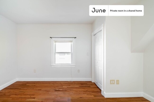 Building Photo - Room in Shared 7 bed/2 bath home