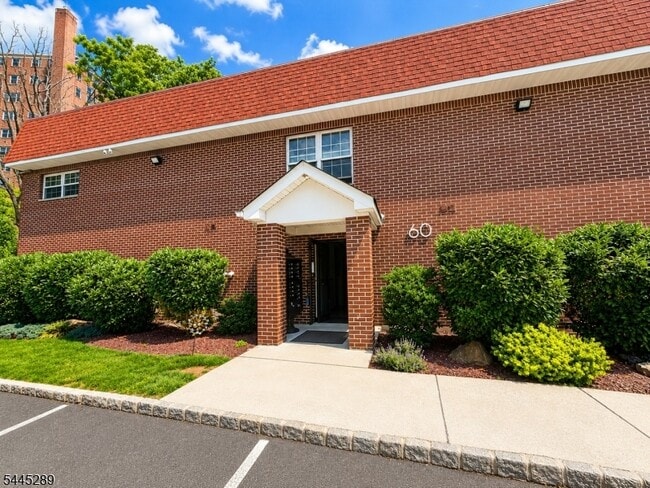 Foto del edificio - 40-72 Watchung Ave