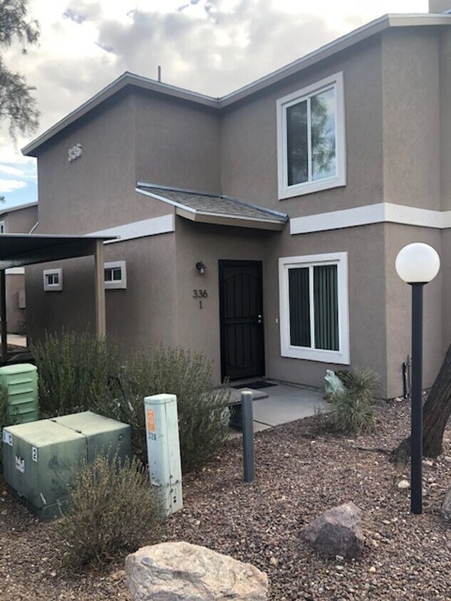 Foto principal - Spacious 2 Bedroom Townhome Available with...